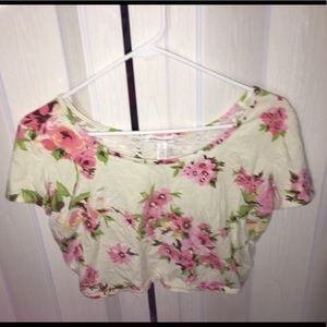 3/$15 🔥 Cute flowery crop top